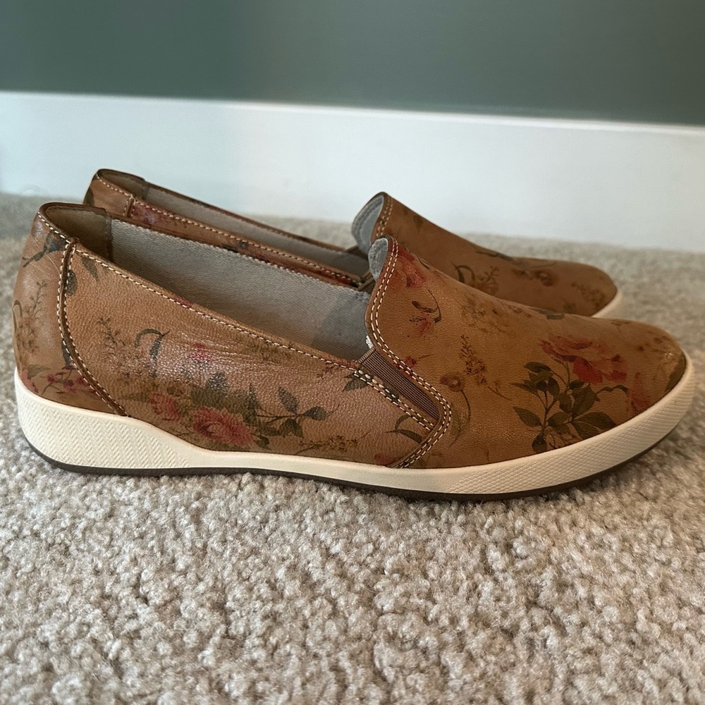 Dansko Odina Tan floral leather slip on loafers EU 40